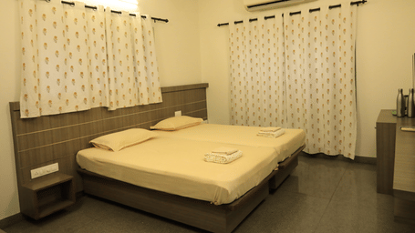 A cosy bedroom at Wyt Hotels Transit Nest, Madurai featuring a comfortable bed and soft pillows.
