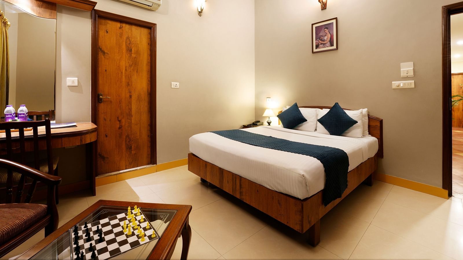 A cosy room in J. P. Nagar with a queen size bed, a chessboard, and ambient decor - Cross Roads Inn, Bengaluru