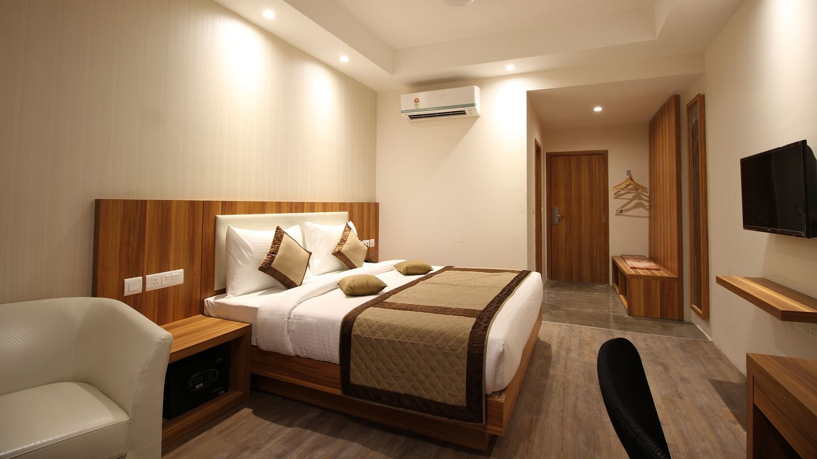 Corporate room with a posh bed and warm lighting captured from different angles while showcasing the in-3room amenities - the Le Roi Raipur Hotel