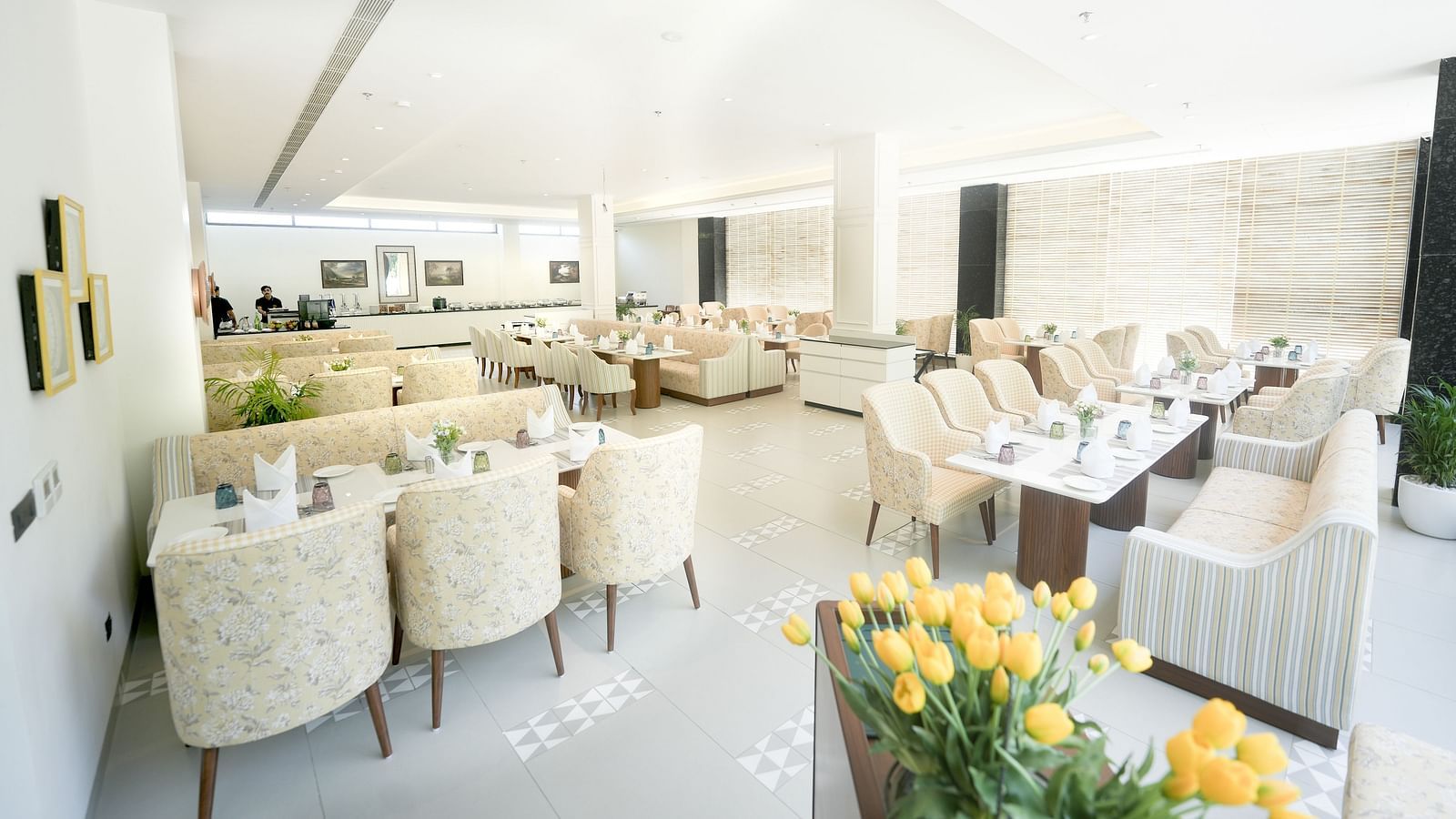 A restaurant featuring a flower vase at the front, elegantly arranged with great furniture, perfect for a quick lunch in Kangra - NAMAMI BY ZENQ BANKHANDI