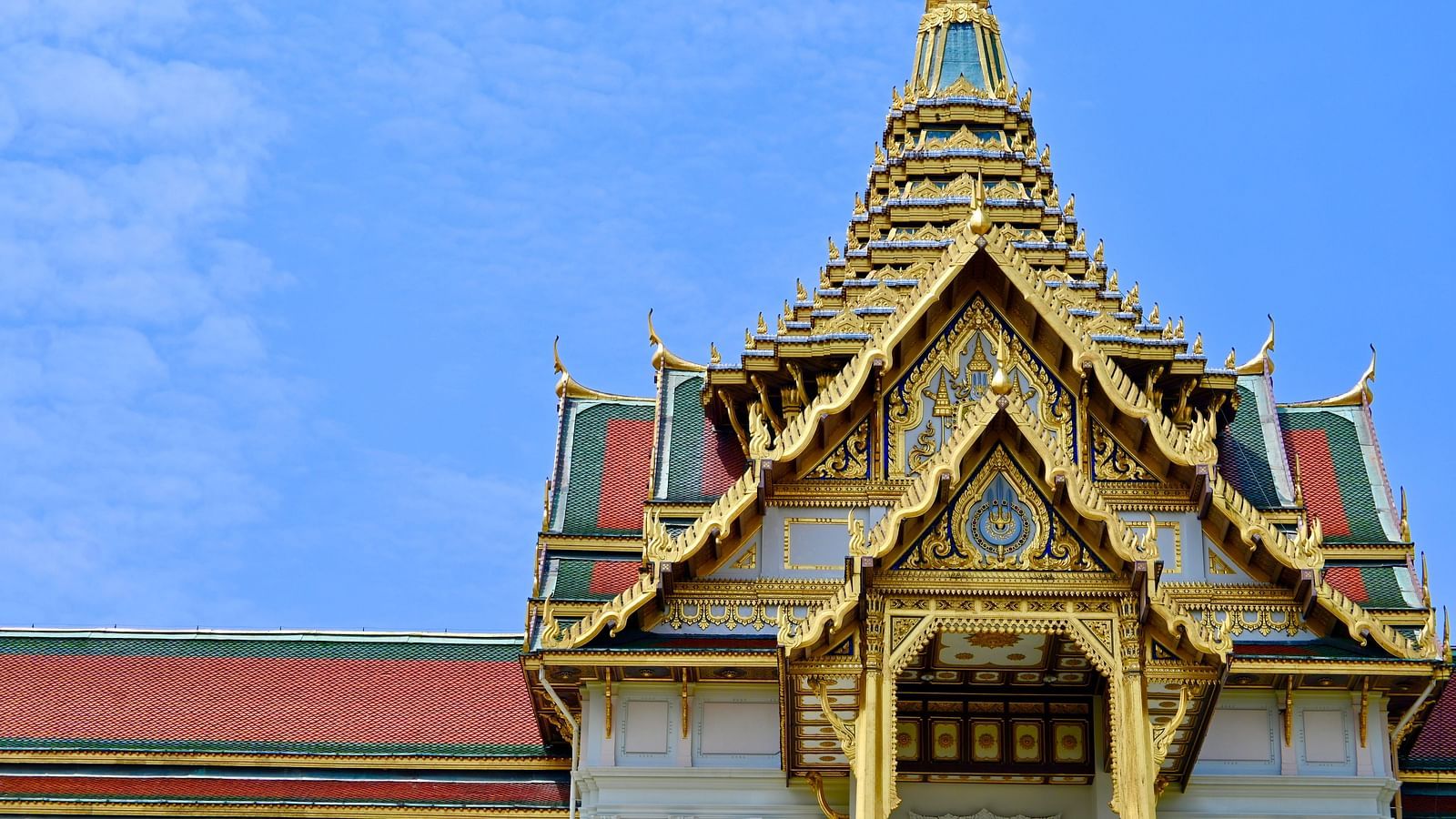 an image of the famous Grand Palace in bangkok shot in during the daytime