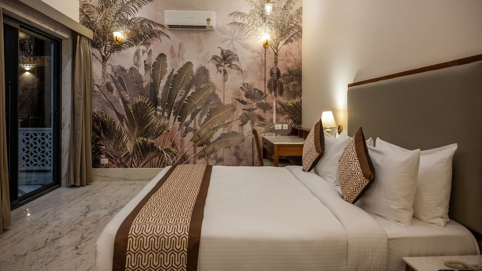A cosy room at our wellness centre with ambient lighting, a double bed and a balcony - Rajbagh Wellness, Udaipur