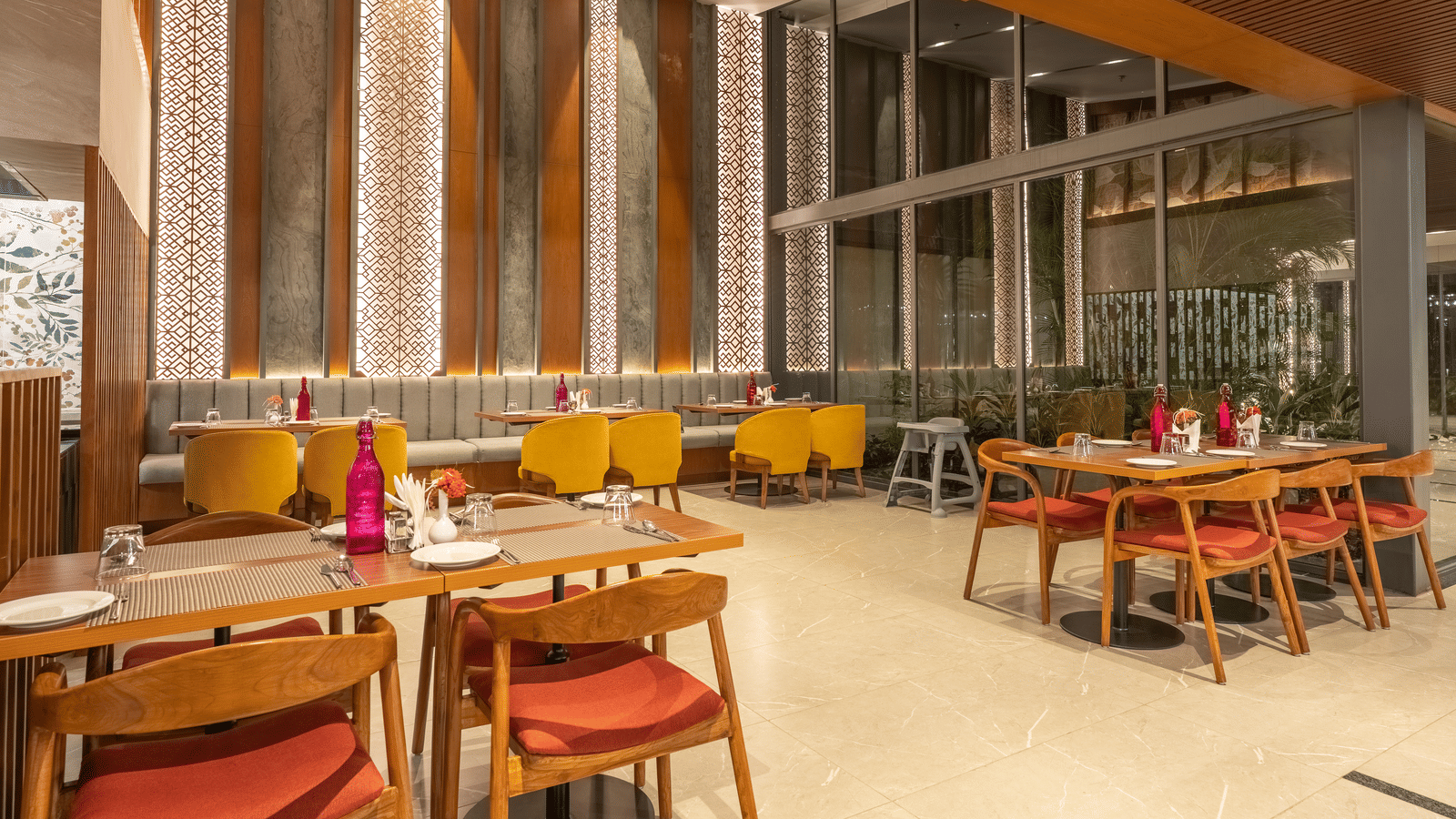 A warm dining section at Wyndham Garden showcasing comfortable seating and a spacious layout.