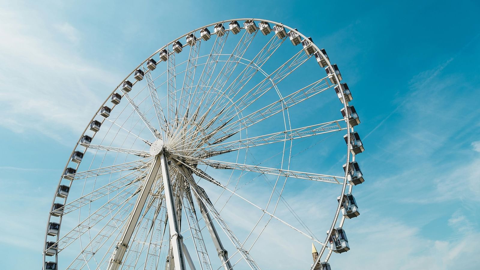 an image of a giant wheel 