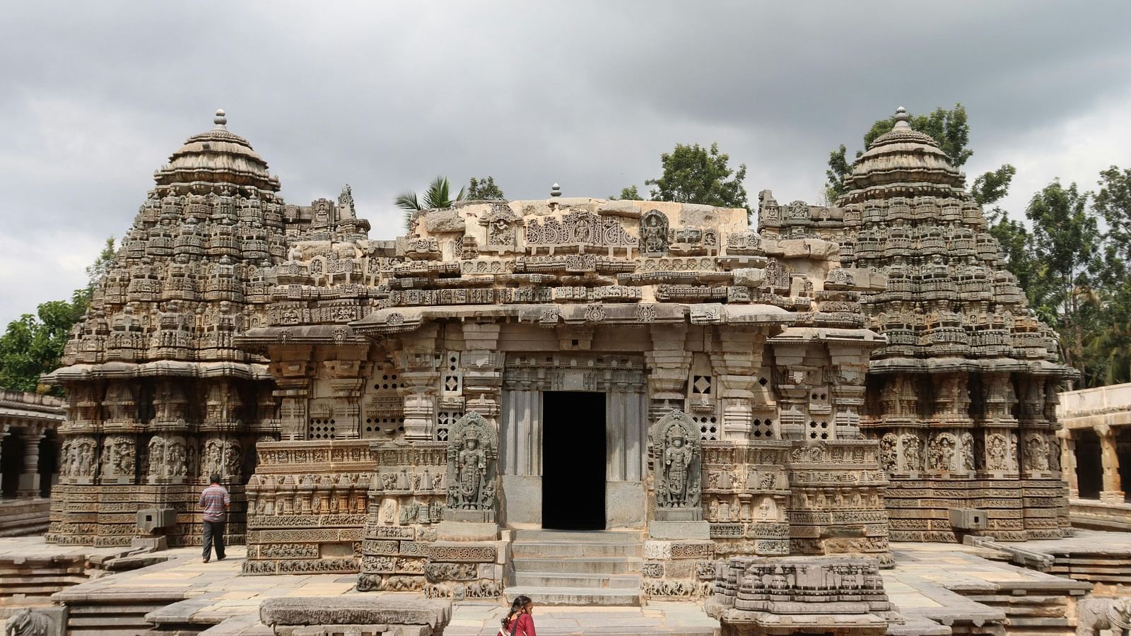 An image of Chennakesava Temple which showcases a magnificent architecture that attracts visitors across the world