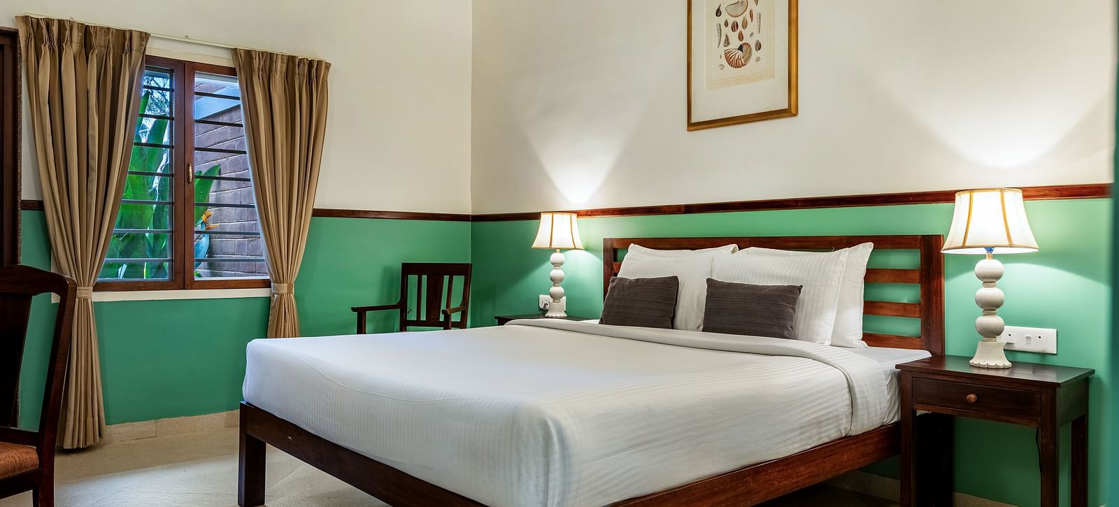  Bedroom stay in Pondicherry with a double bed, lamps, and curtains | Mango Hill Shallow Beach Resort ECR