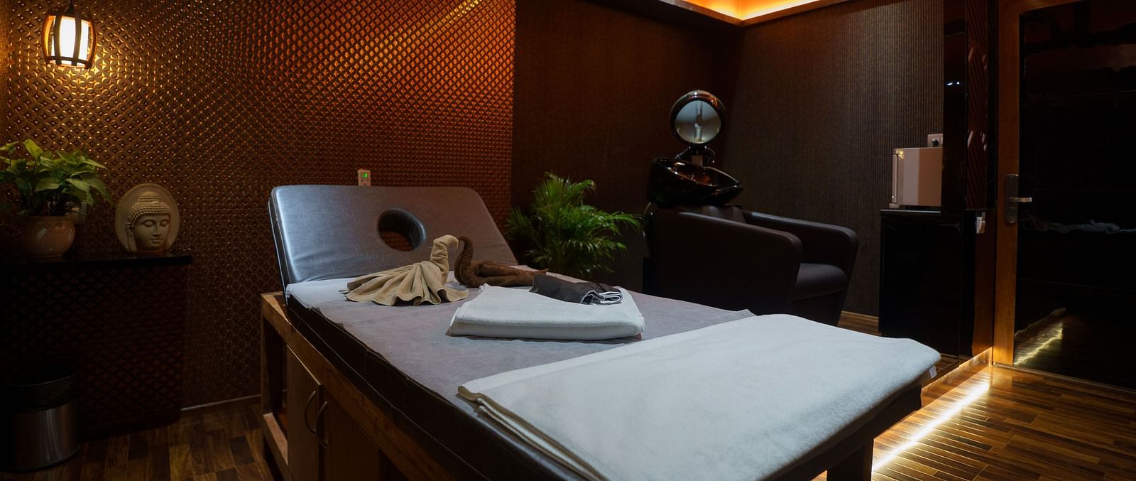 An angular shot of the massage bed at Ayur Spa at Coral Reef Hotel & Spa in Port Blair with towels on it