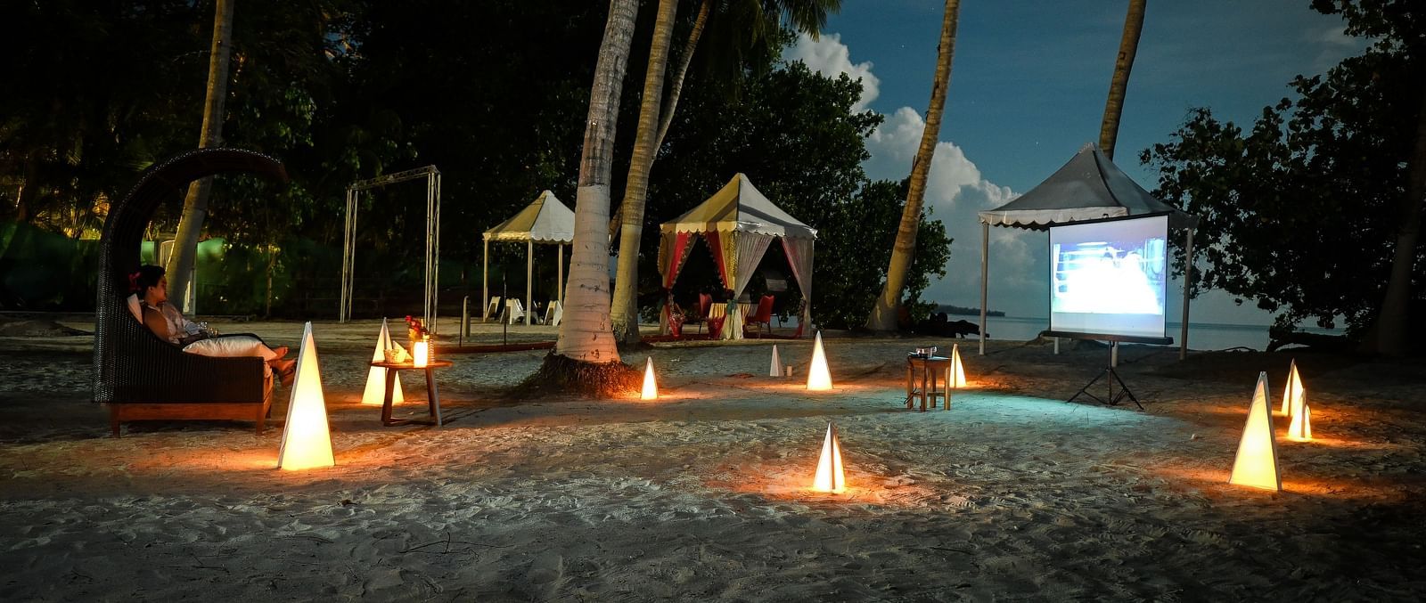 White screen with a movie showing on the beach - Coral Reef Resort & Spa, Havelock