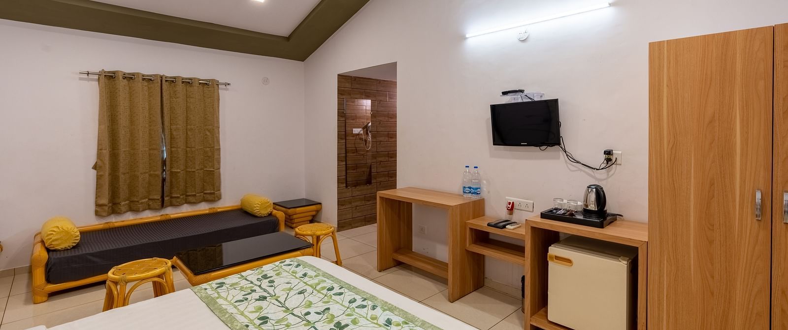 Luxury Cottage with large bed, wooden furniture and wall mounted television