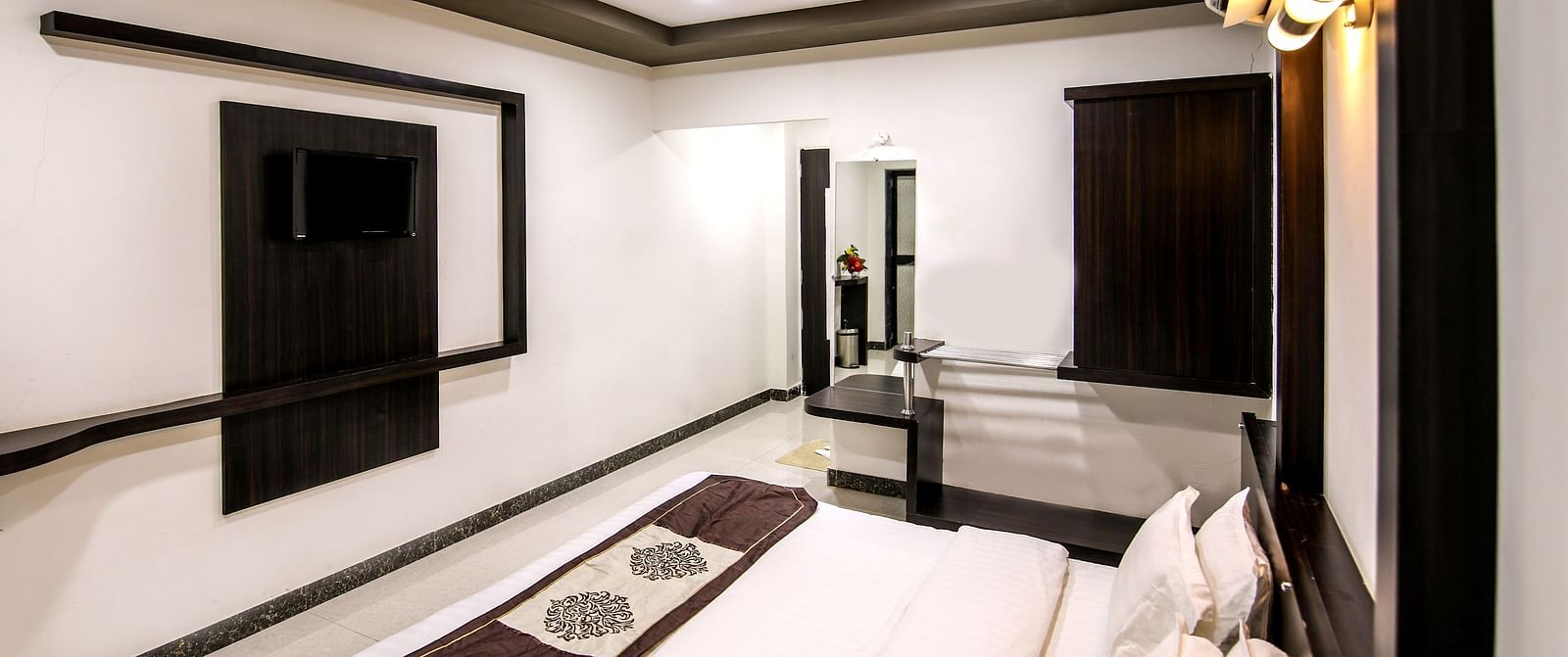 Standard room at Saavaj Resort with a double bed and a wardrobe