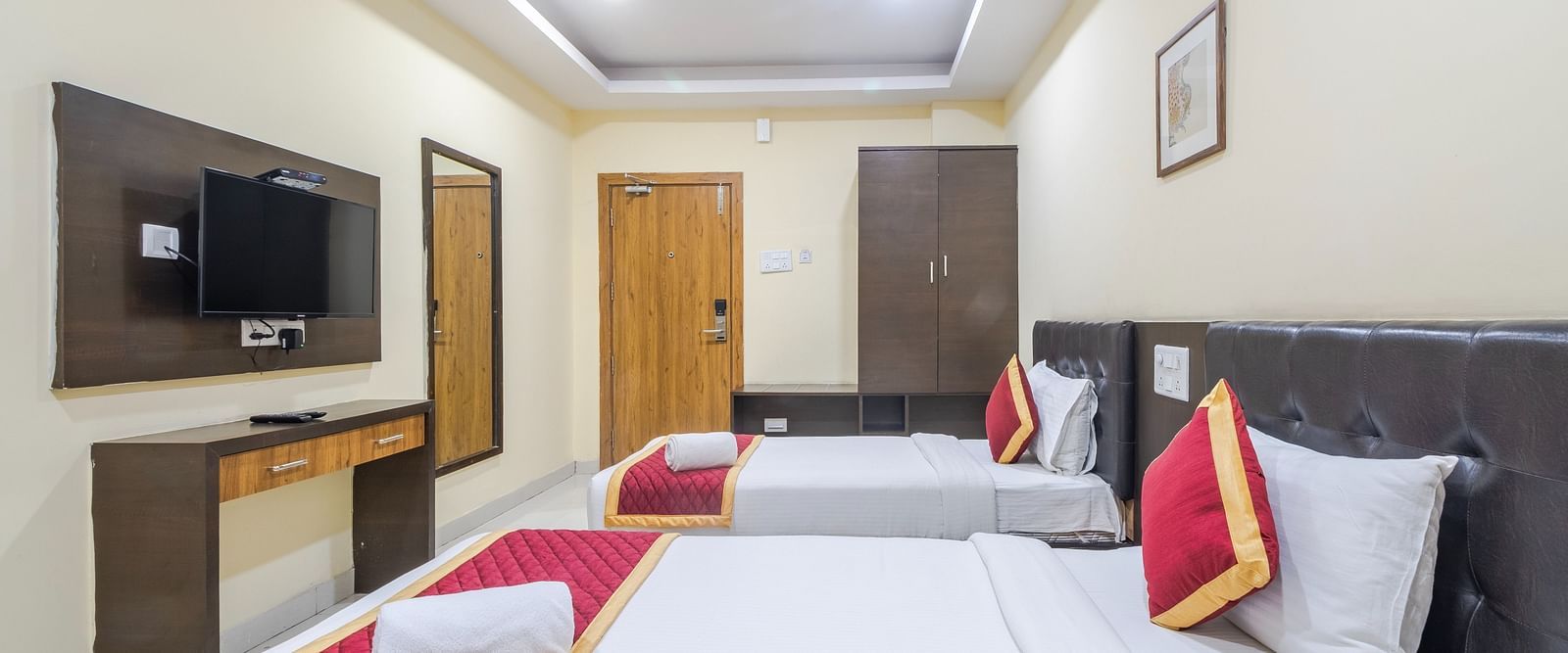 Premium room with two cosy beds and wall-mounted TV at Lemonridge Hotels