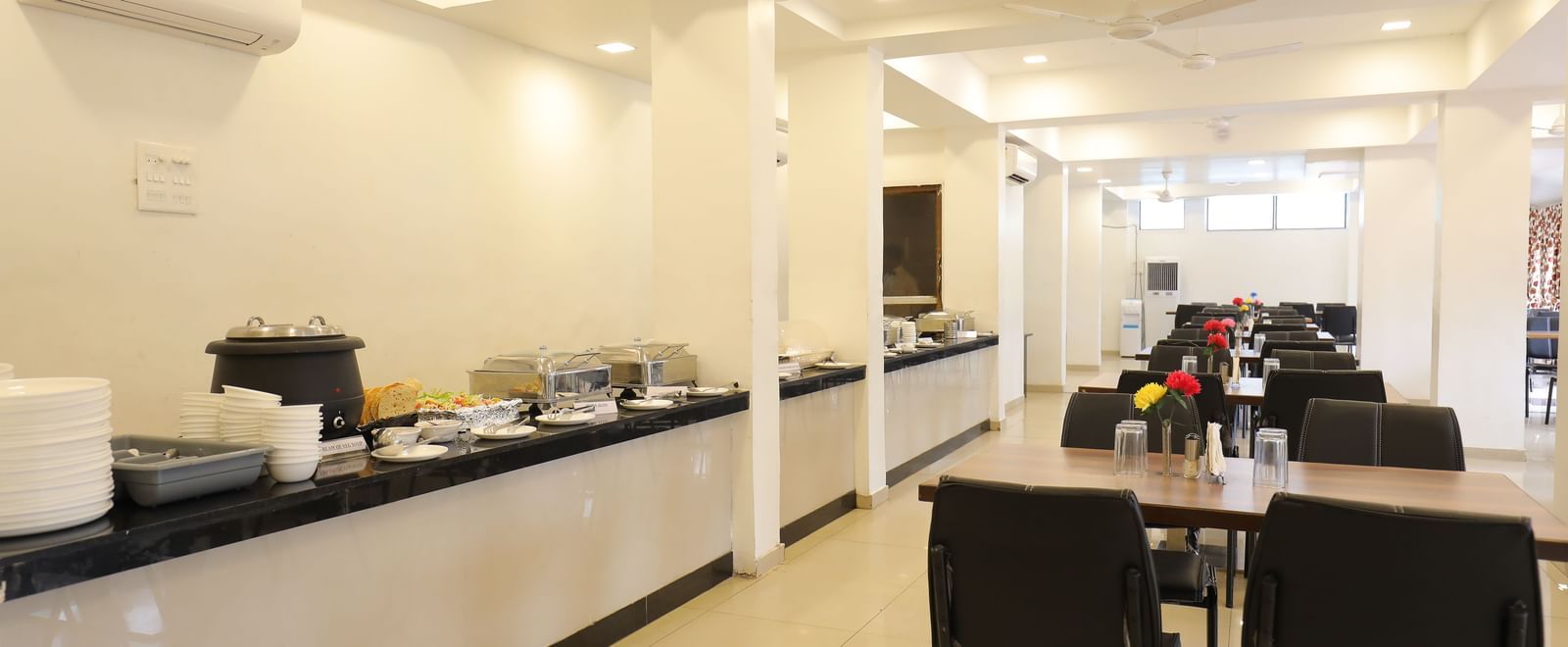 One row of the dining tables in the Darbar Restaurant, placed beside the buffet section, at Highland Resort.