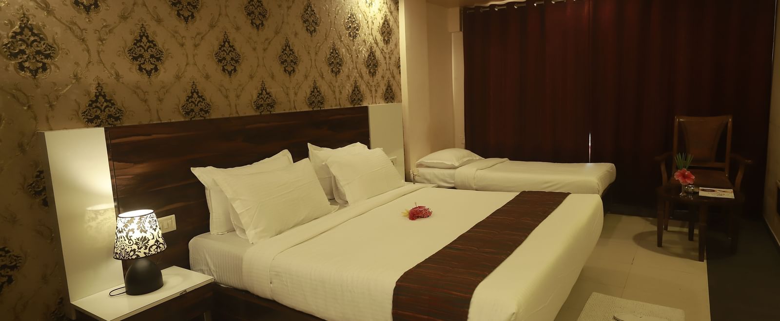 King size bed in the Deluxe Rooms of Mountview Resort, which also features bedside tables, and air-conditioning.