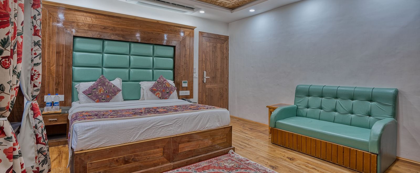 Cosy guest suite at Royal Comfort Regency with soft seating and colourful accents, creating a warm and homely environment.