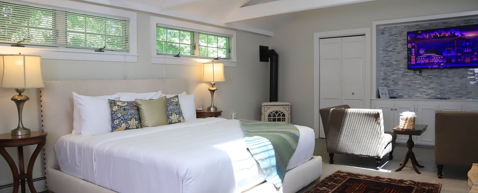 Spacious bedroom with white bed and beams at Hartstone Inn