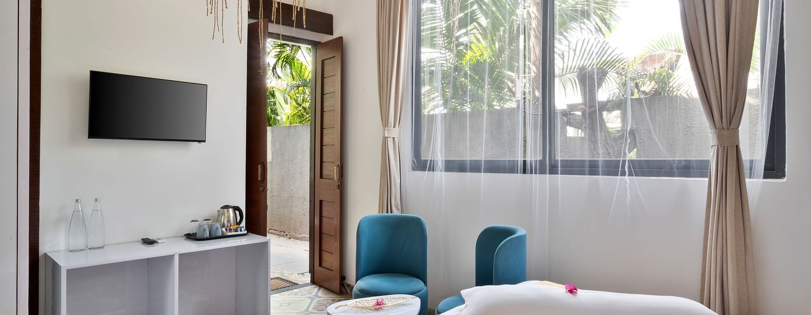 Cosy artistic decor, a vibrant seating area, and a welcoming ambience.