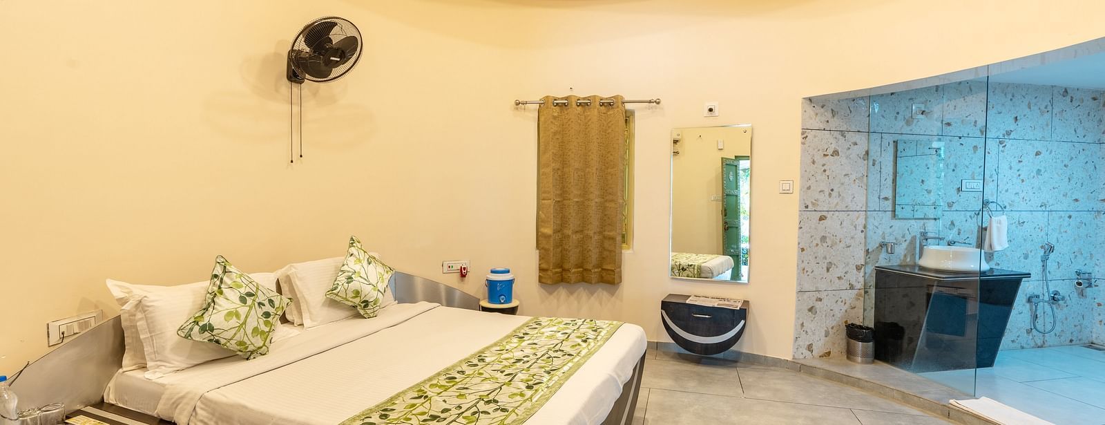 A room with with a double bed at Saavaj Resort