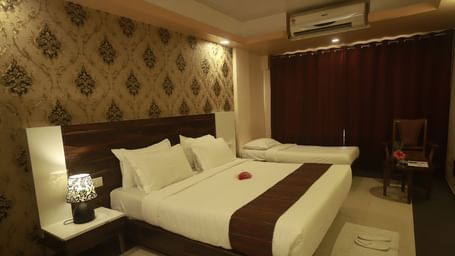 King size bed in the Deluxe Rooms of Mountview Resort, which also features bedside tables, and air-conditioning.