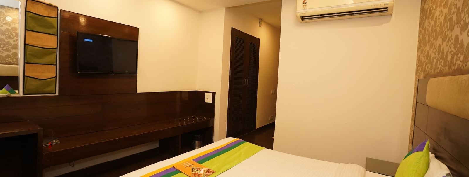 Wooden-floored Deluxe room with King-size bed, wall-mounted TV, air-conditioning and quality linens at Hotel Dreamland, Chandigarh