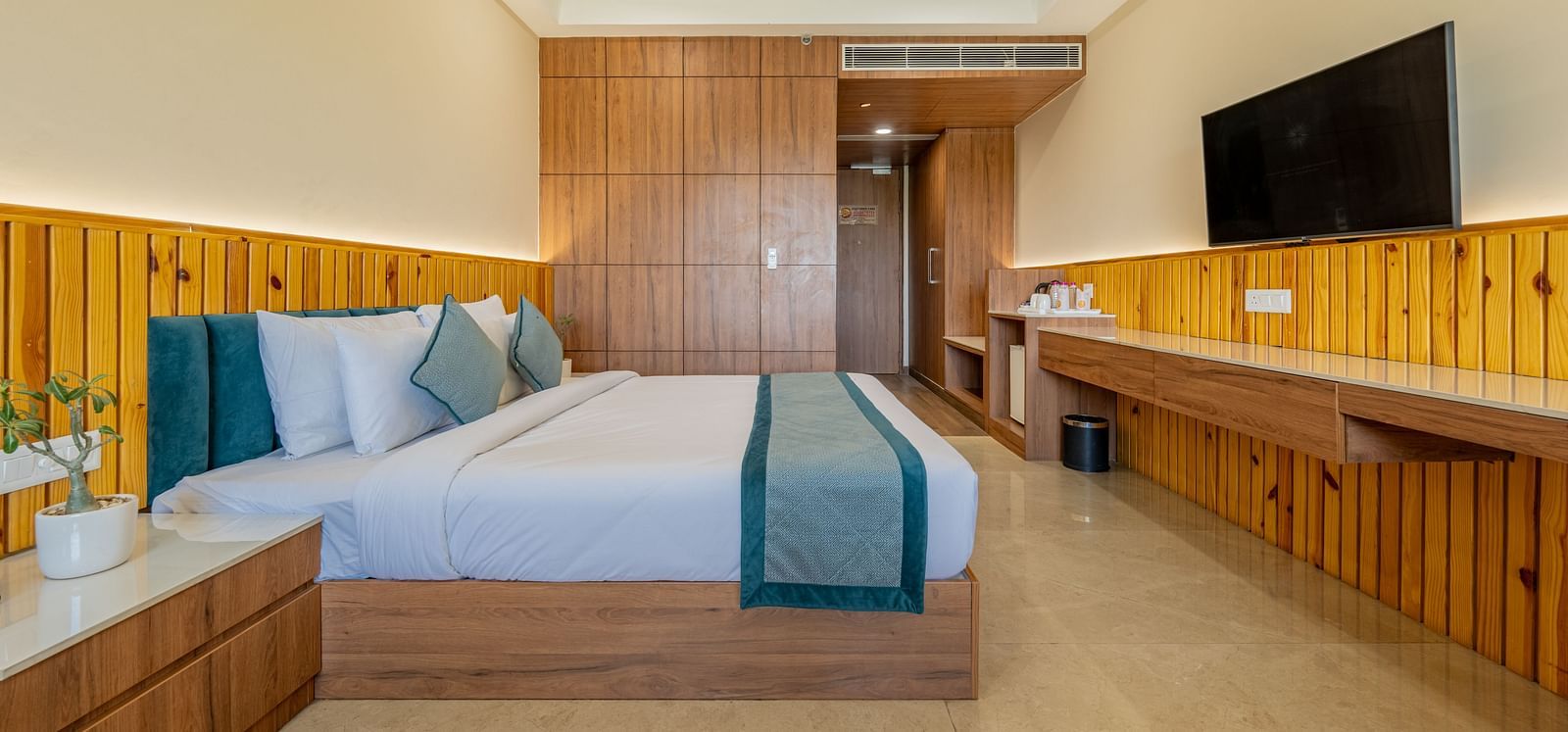 Deluxe room with king size bed, entertainment unit and study table at Hotel Highway King, Bagru