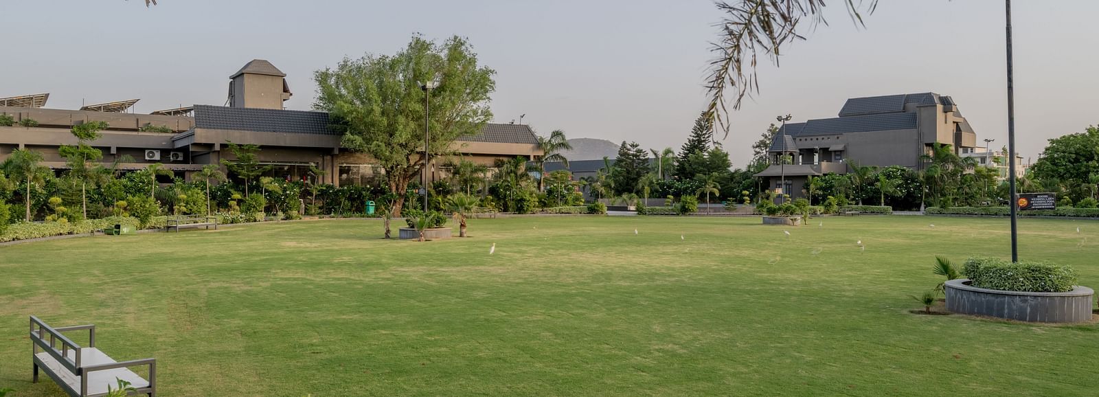 Another view of the expansive green lawns and outdoor space at Hotel Highway King Shahpura.