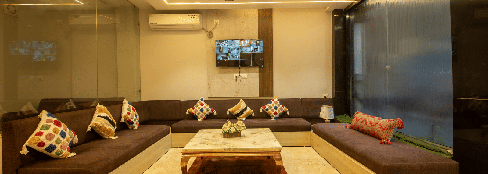 The waiting area in the lobby of the Perfectstayz Value Dhruv Nanda, with a centre table in the middle.