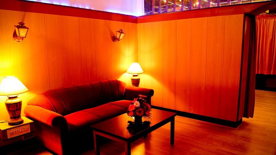  Hotel Yasodha Towers - Interior view of the suite featuring a sofa and a coffee table with two lamps placed on either sides
