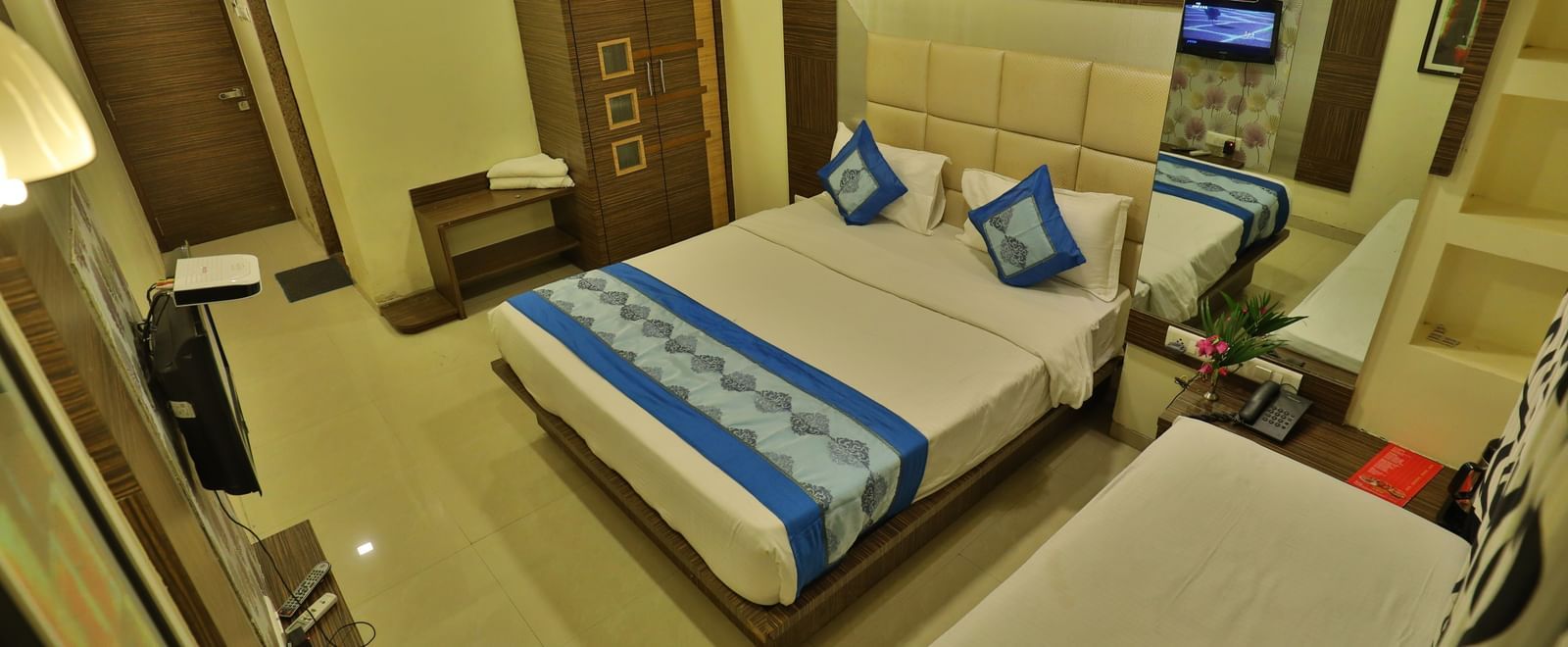 A comfortable room featuring a spacious bed, a television, and a harmonious colour scheme - Retreat Heritage, Lonavala