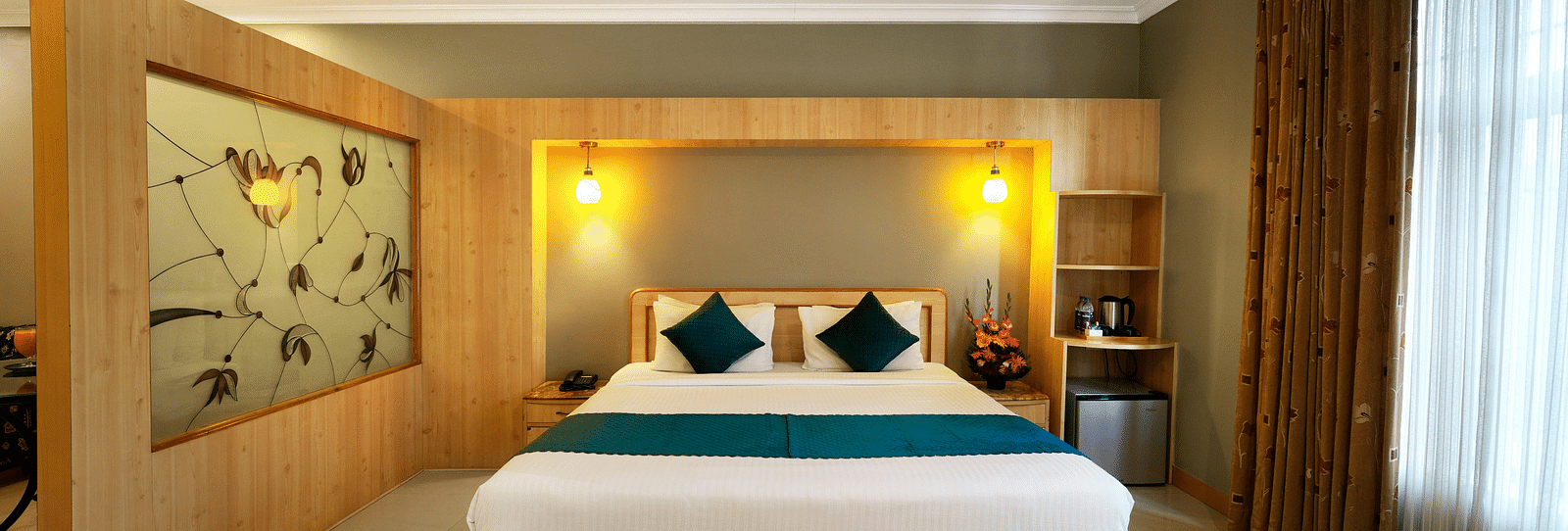  A luxurious Suite with a cosy king size bed and soft lighting - Cross Roads Inn, Bengaluru