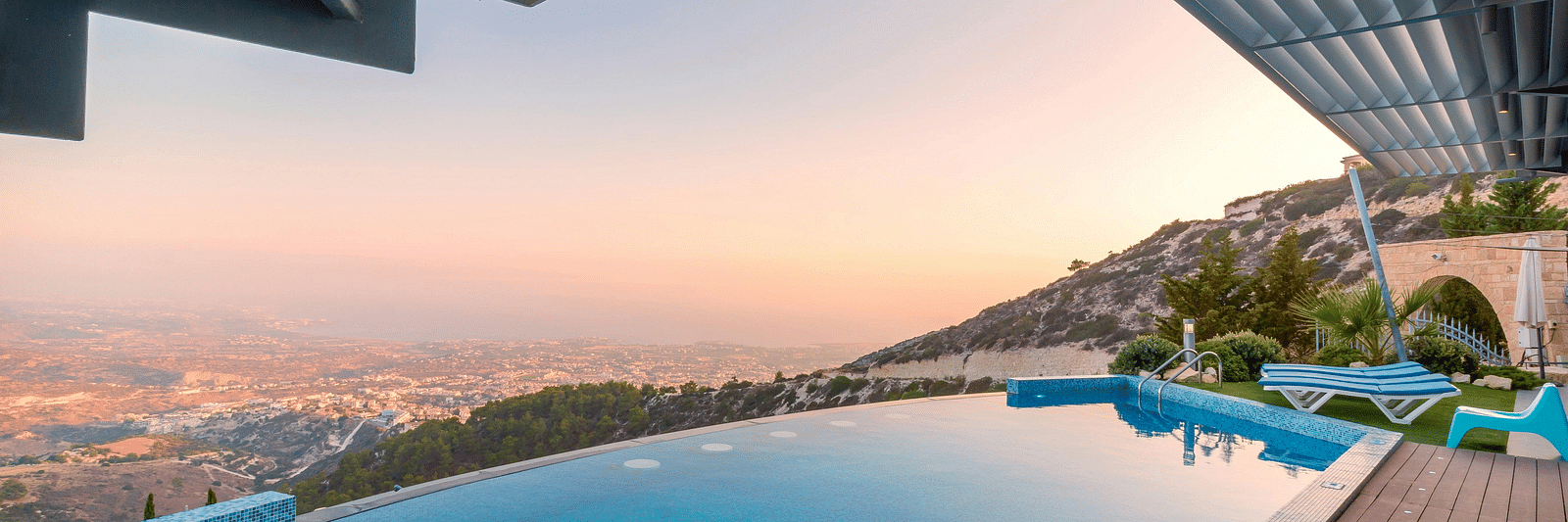 Infinity pool overlooking a breathtaking panoramic view of the mountains.