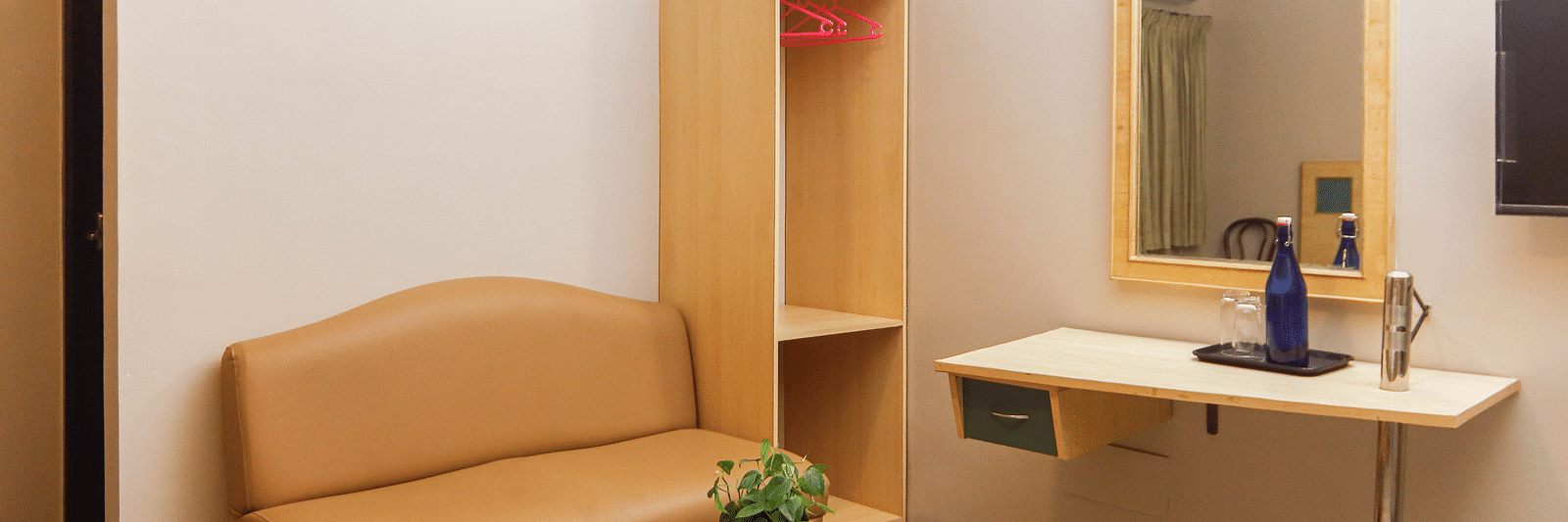 DEUXE MIRROR TABLE