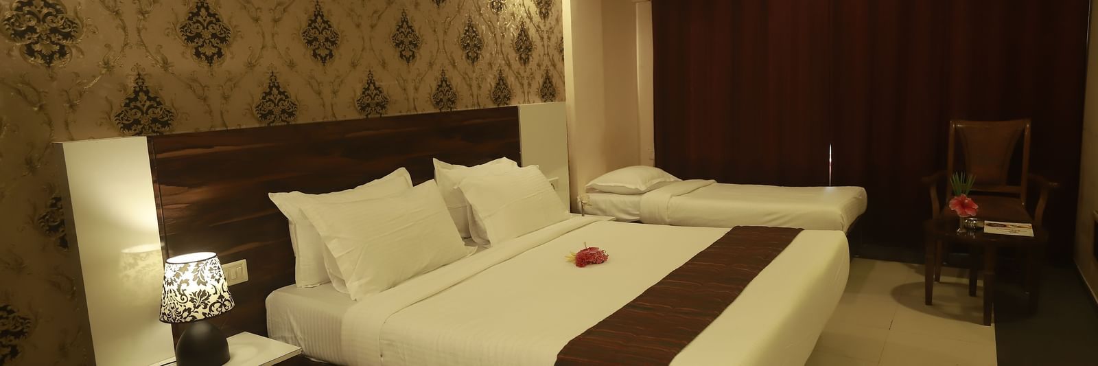 King size bed in the Deluxe Rooms of Mountview Resort, which also features bedside tables, and air-conditioning.
