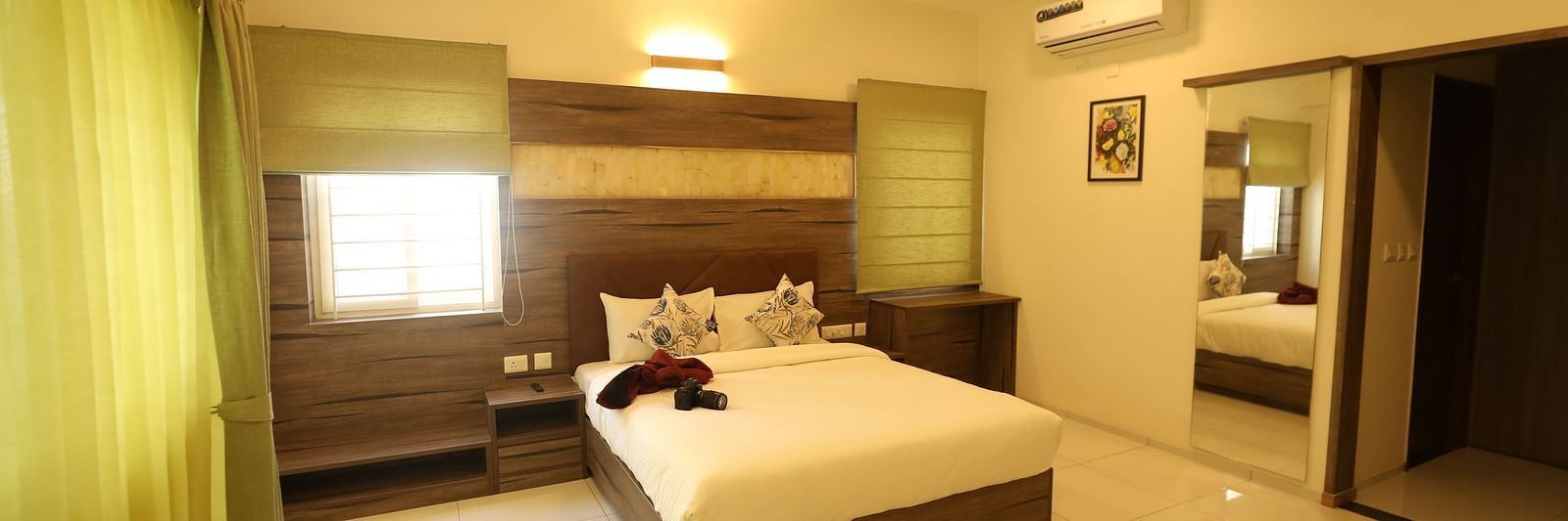 A hotel room with a large bed, ambient lighting and cupboards - Welcome Inn Hotels