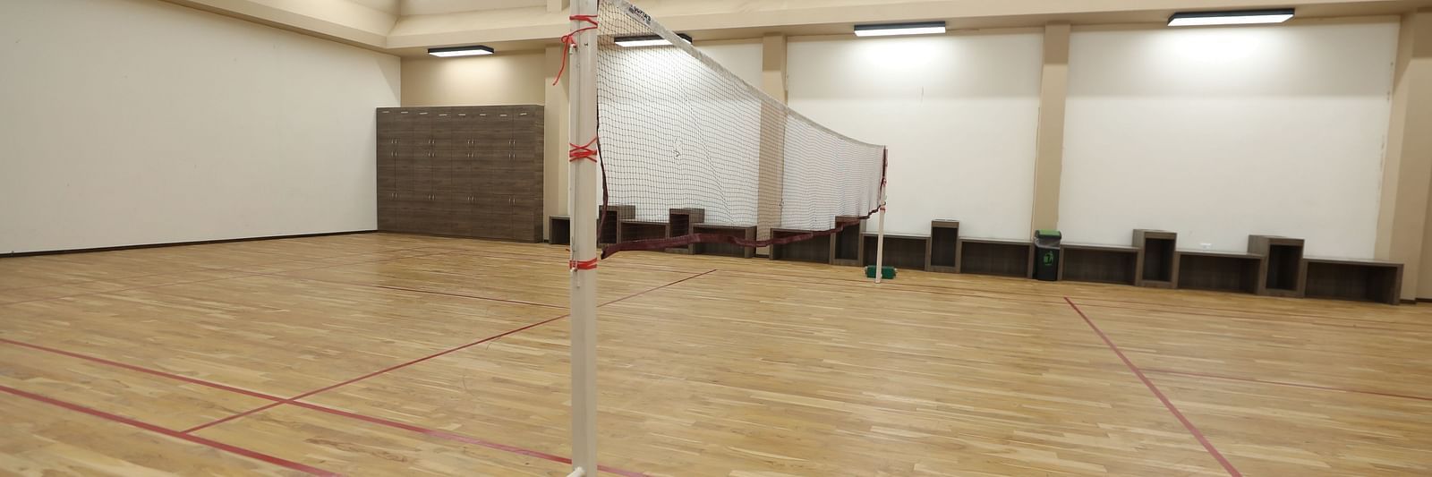 Badminton court with wooden flooring - Welcome Inn Hotels