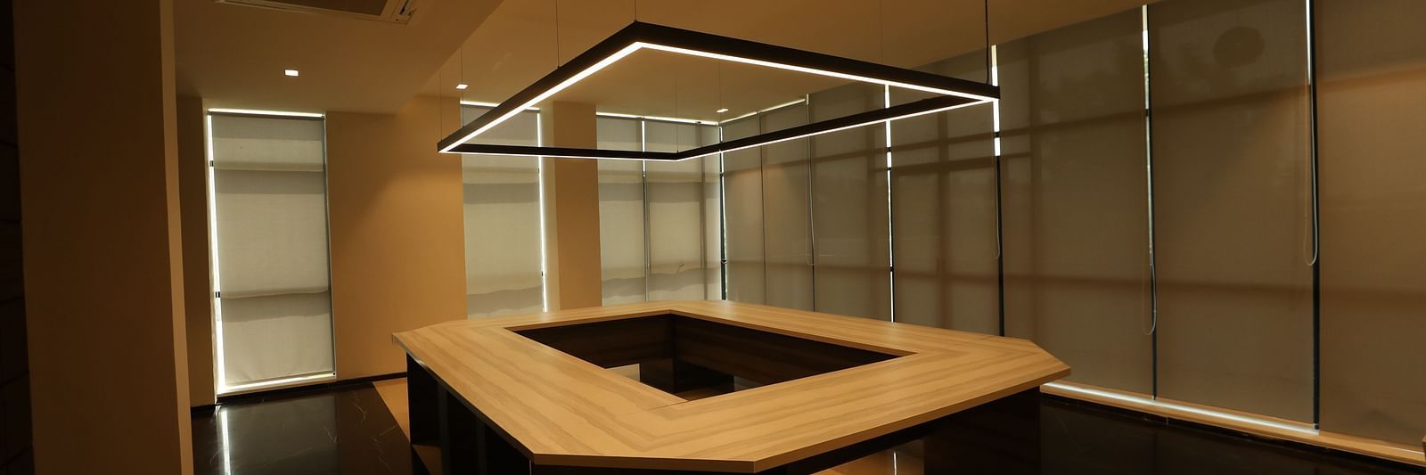 Rectangle conference table in a meeting room - Welcome Inn Hotels