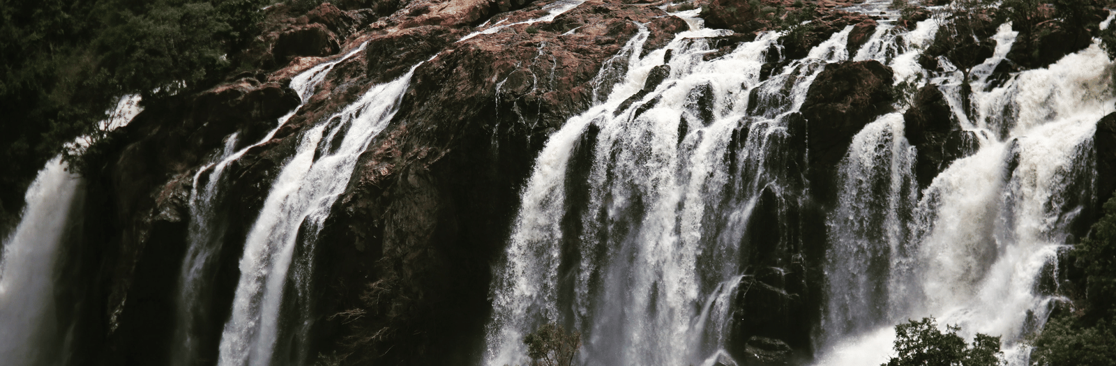 A close of of the top of a waterfall.