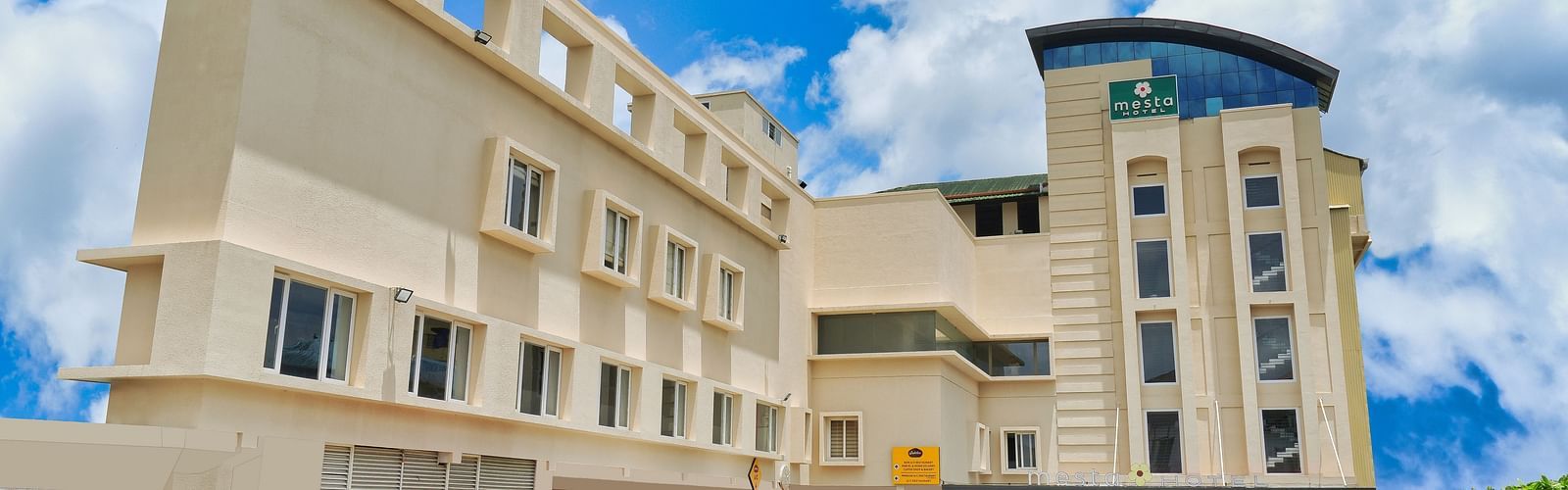 front view of the hotel esta