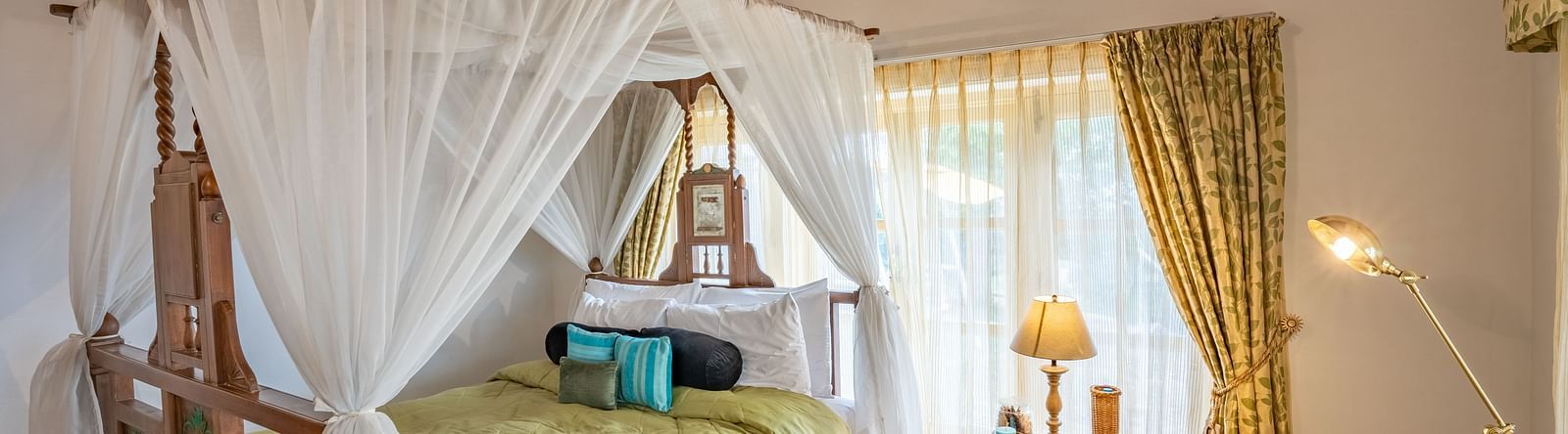A bed with canopy inside one of the rooms at Te Aroha By Shervani, Mukteshwar