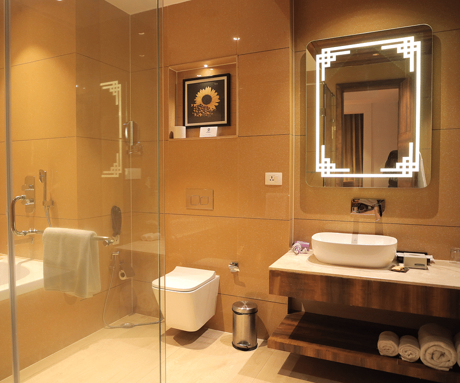 alt-text room with a luxurious bathroom at best western vrindavan