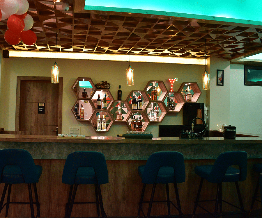 alt-text closer view of bar counter with drinks kept in a hexagonal shaped box - Hotel Montana Vyoo1
