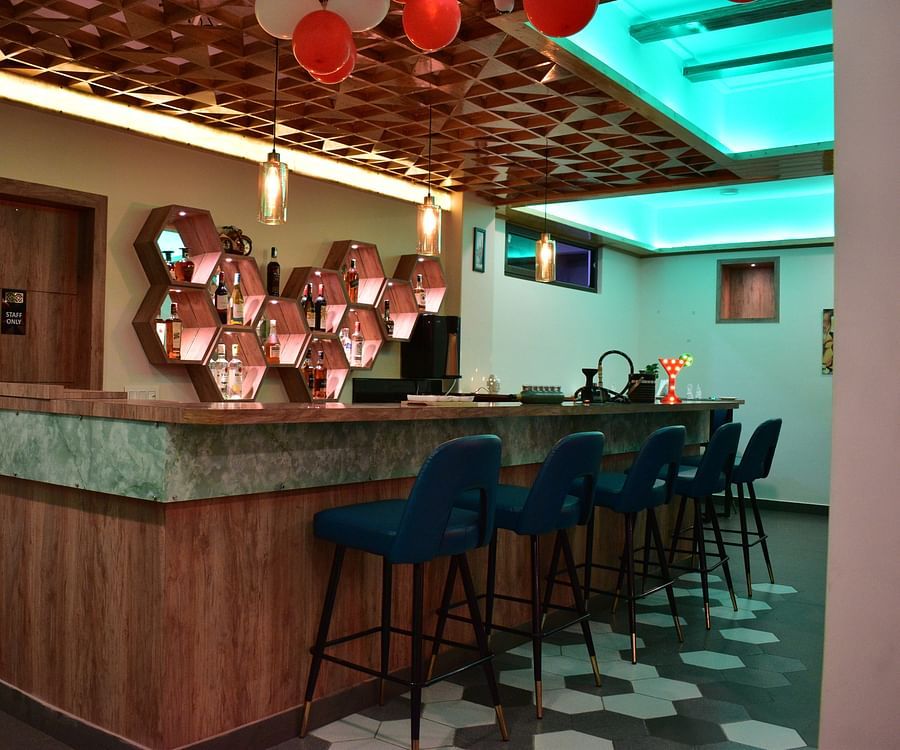 alt-text closer view of bar counter with drinks kept in a hexagonal shaped box - Hotel Montana Vyoo2