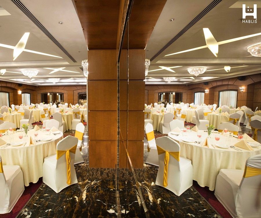 tables and chairs at magnum hall