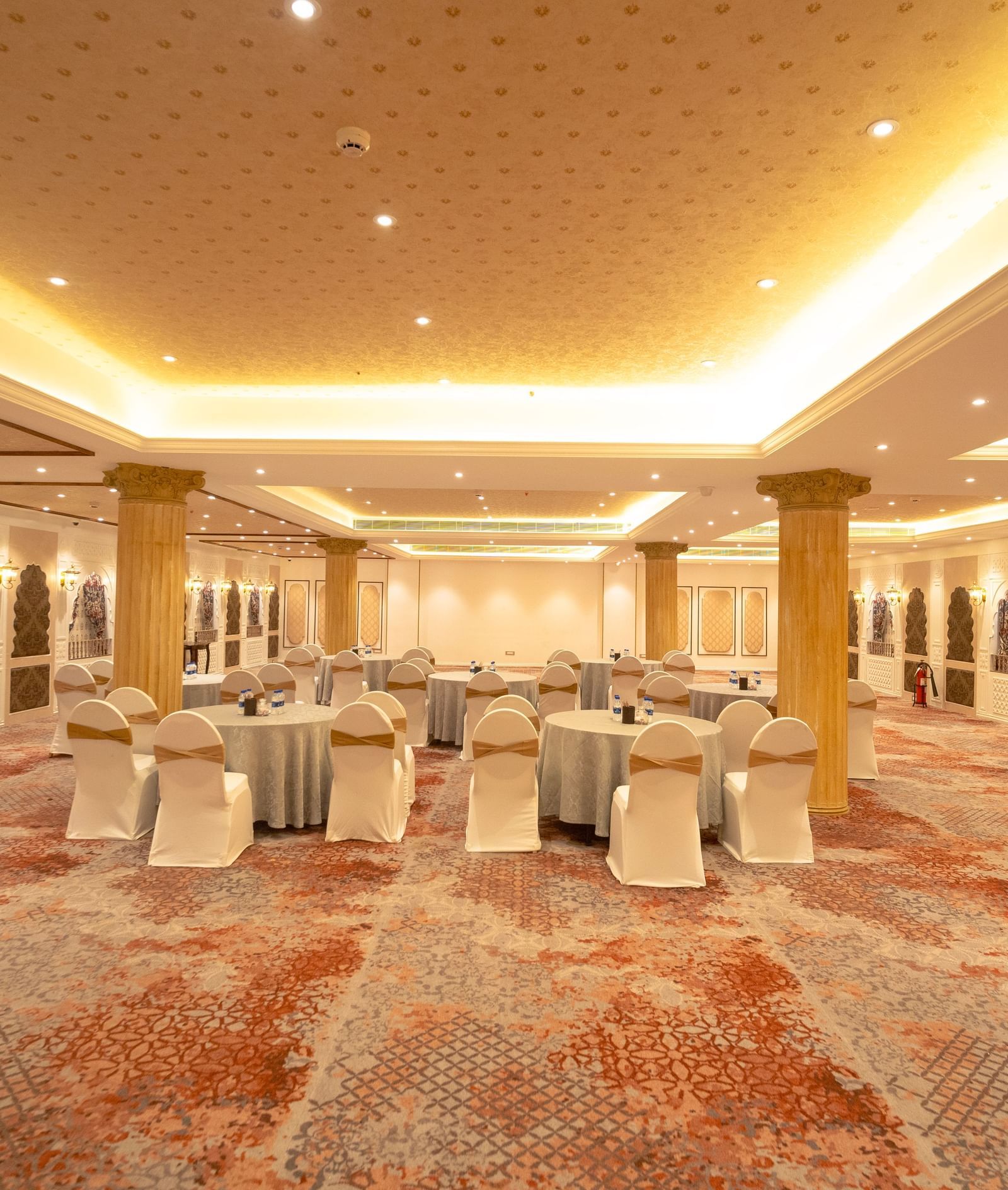 Grand ballroom with opulent lighting and luxurious carpeting - Kaldan Samudra Palace