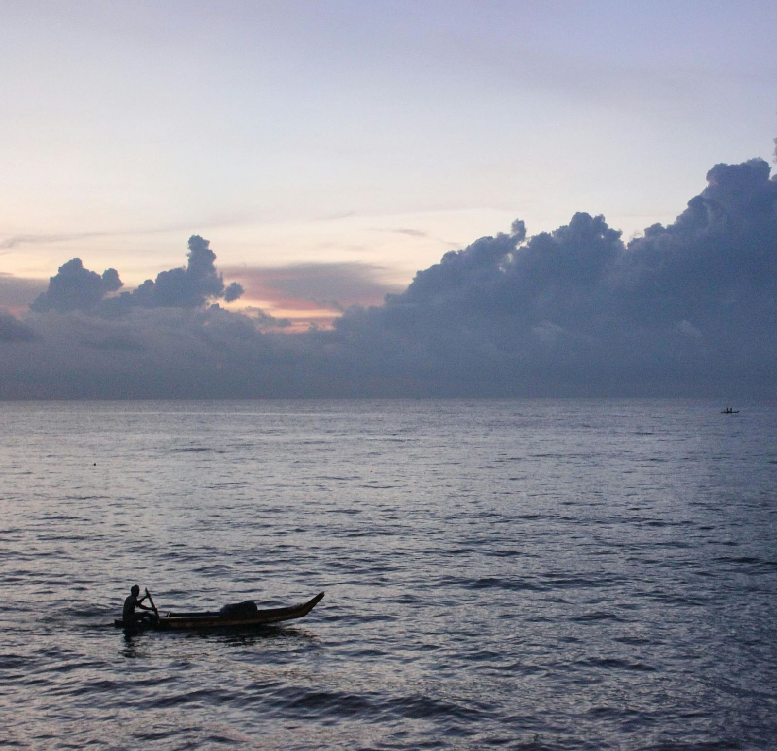 A view of the beach on a cloudy day.