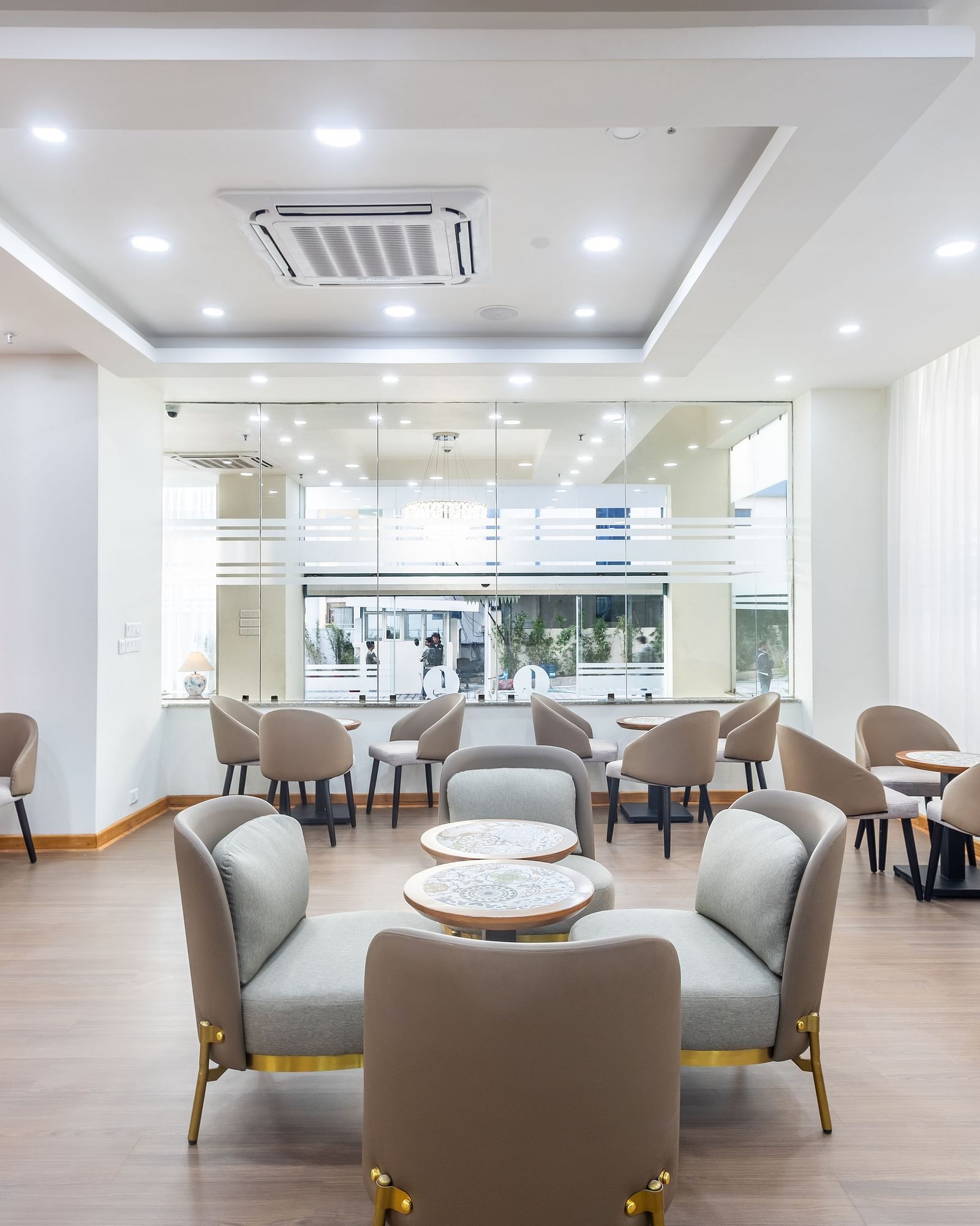 L cafe image number 5