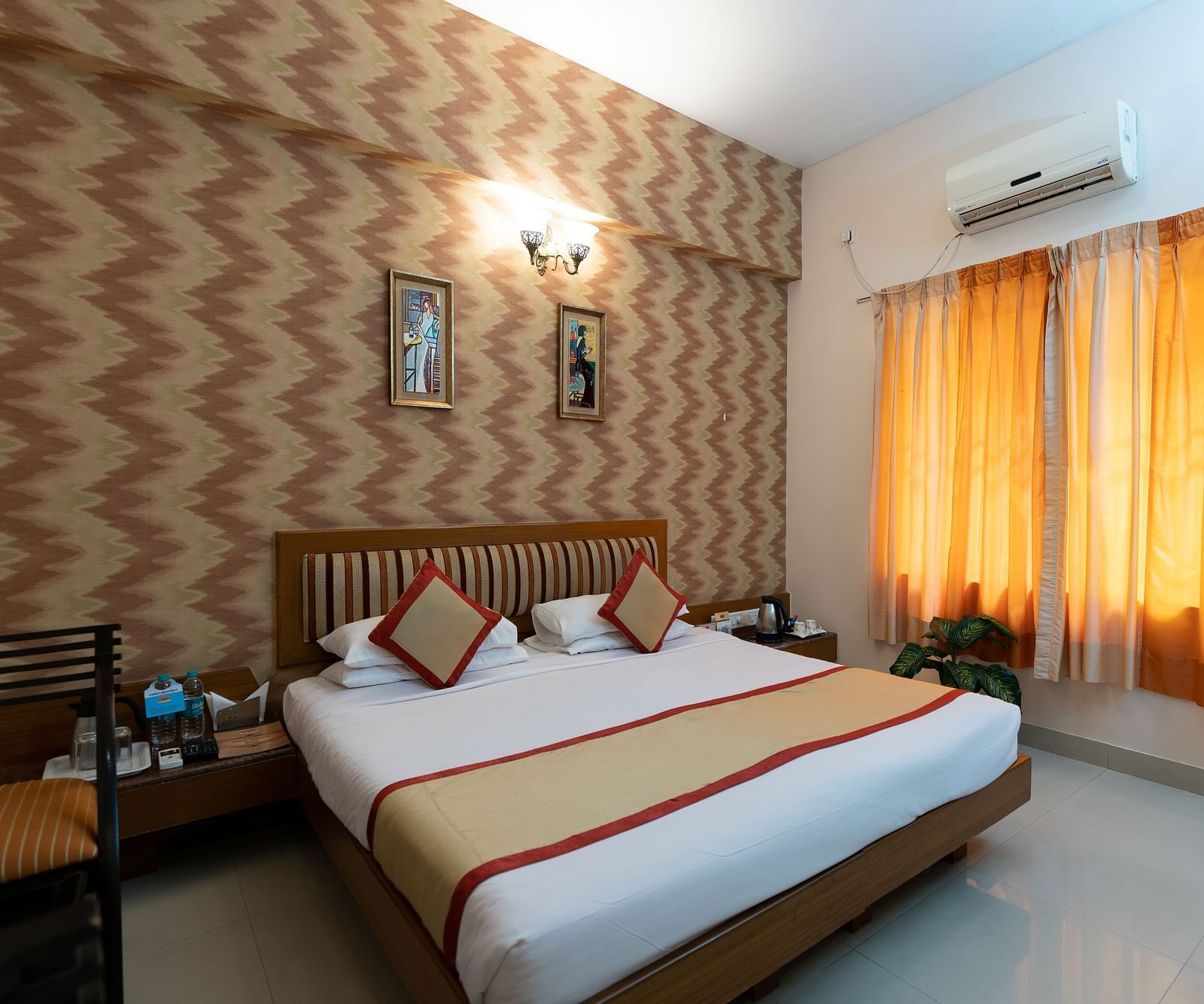 A double bed with side tables inside one of the rooms - Hotel Pai Vista, KR Road