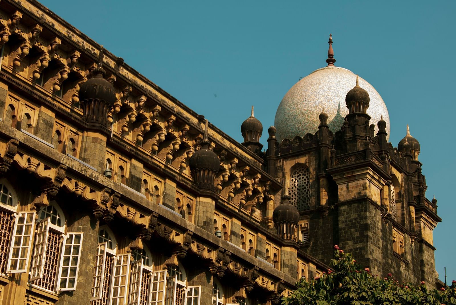 Facade image of Chhatrapati Shivaji Maharaj Vastu Sangrahalaya with blue sky in the background