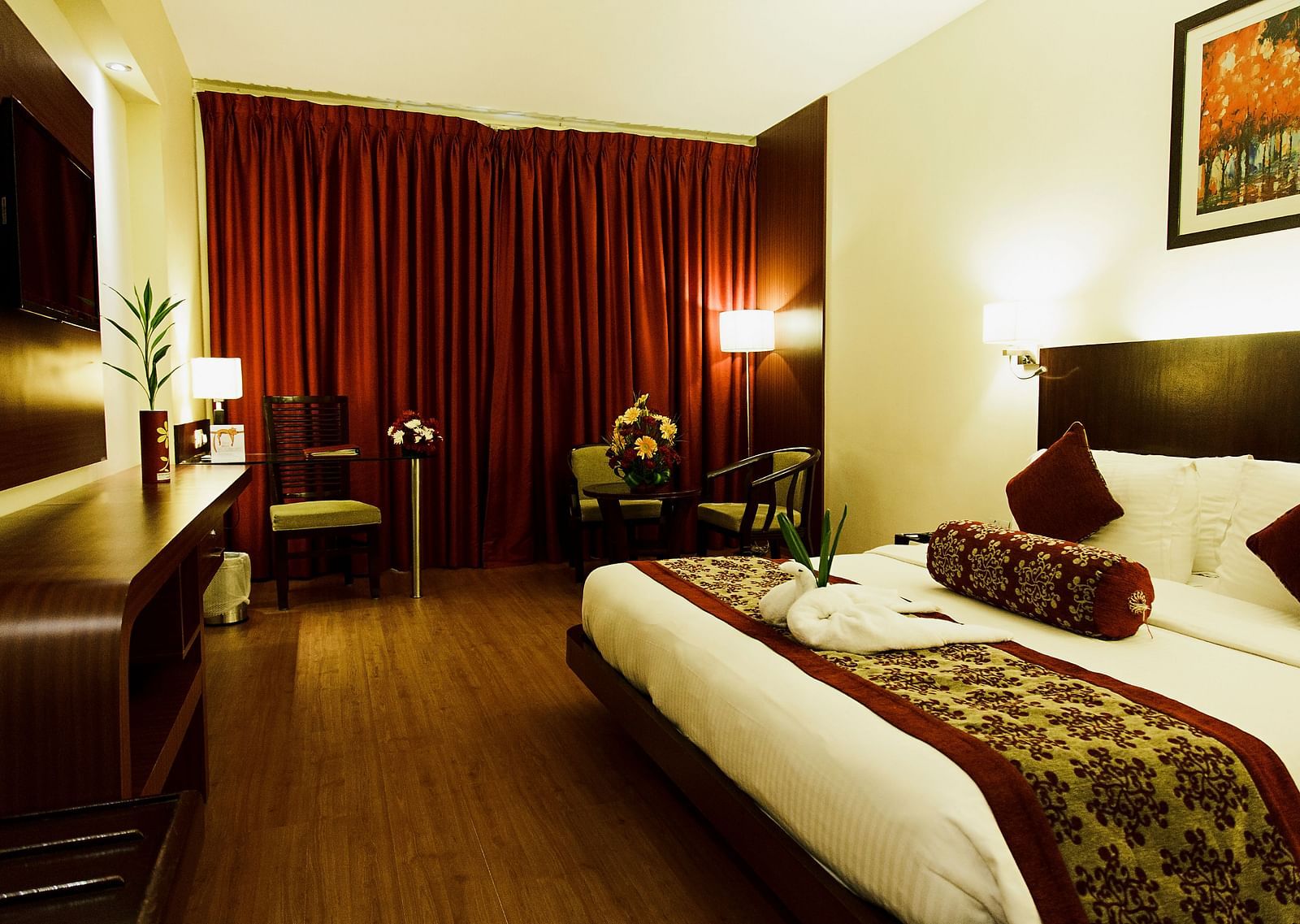Business Suite at Hotel Atithi Pondicherry with a double bed and a television
