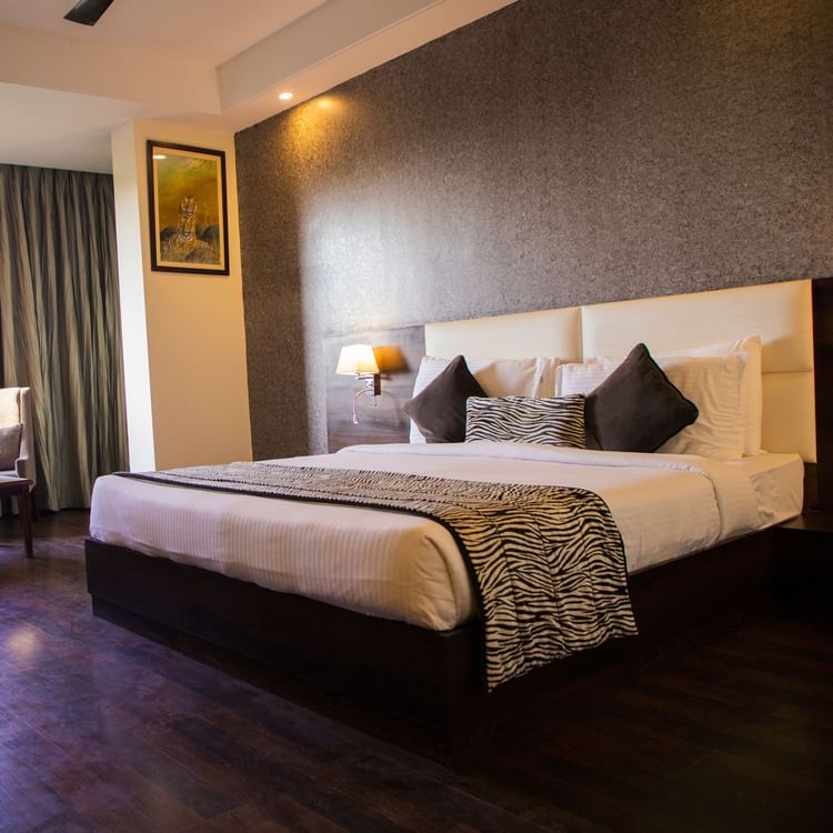 Deluxe room with king size bed