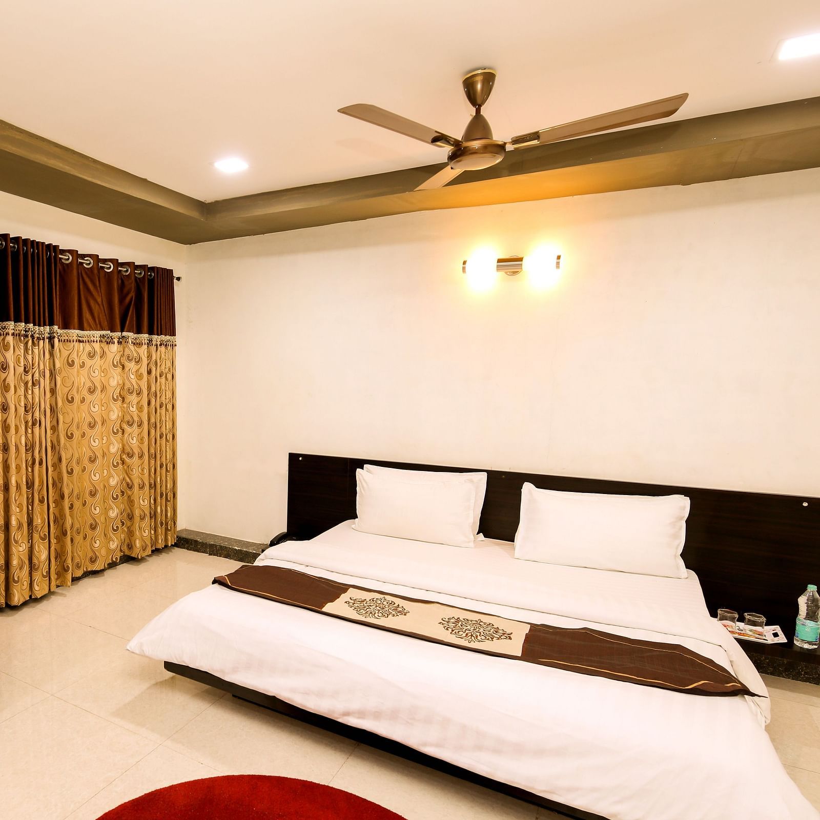 A room with with a double bed and work desk at Saavaj Resort